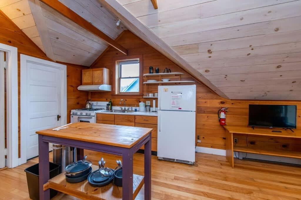 Bright And Cozy Treehouse Apartment Берлингтон Экстерьер фото